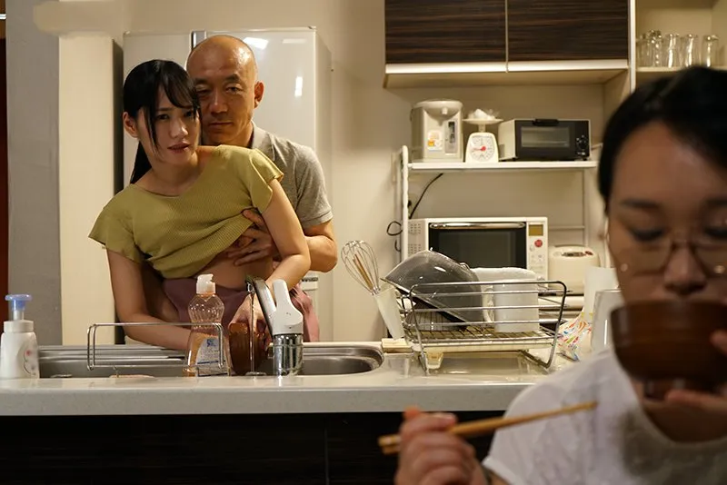 Gã chồng phang bé xinh riêng của vợ yêu khi biết bà xã không thể sinh con cho mình