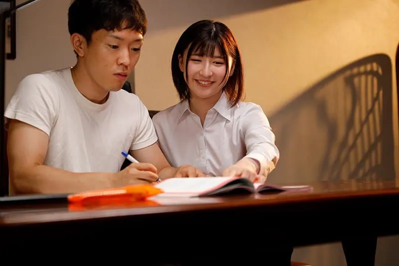 Nữ gia sư bị gài bẫy biến thành nhóc con tình dục cho gia đình biến thái