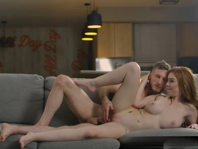 đang tăng ca mà người yêu cứ dùng cô bé lôi kéo tôi doggy cùng em