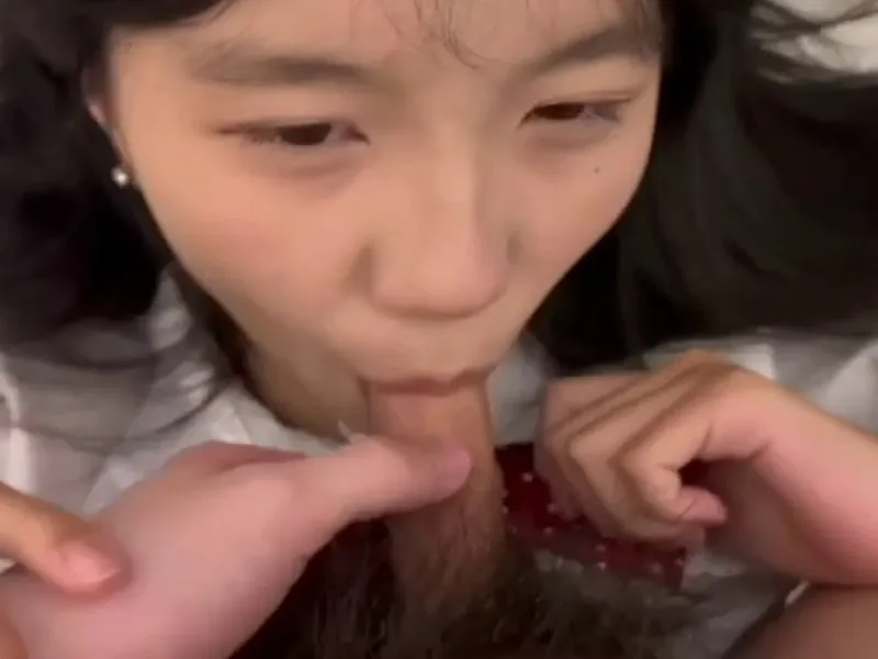Em loli dễ thương mút cục thịt biến em thành con em đĩ dam dang p2